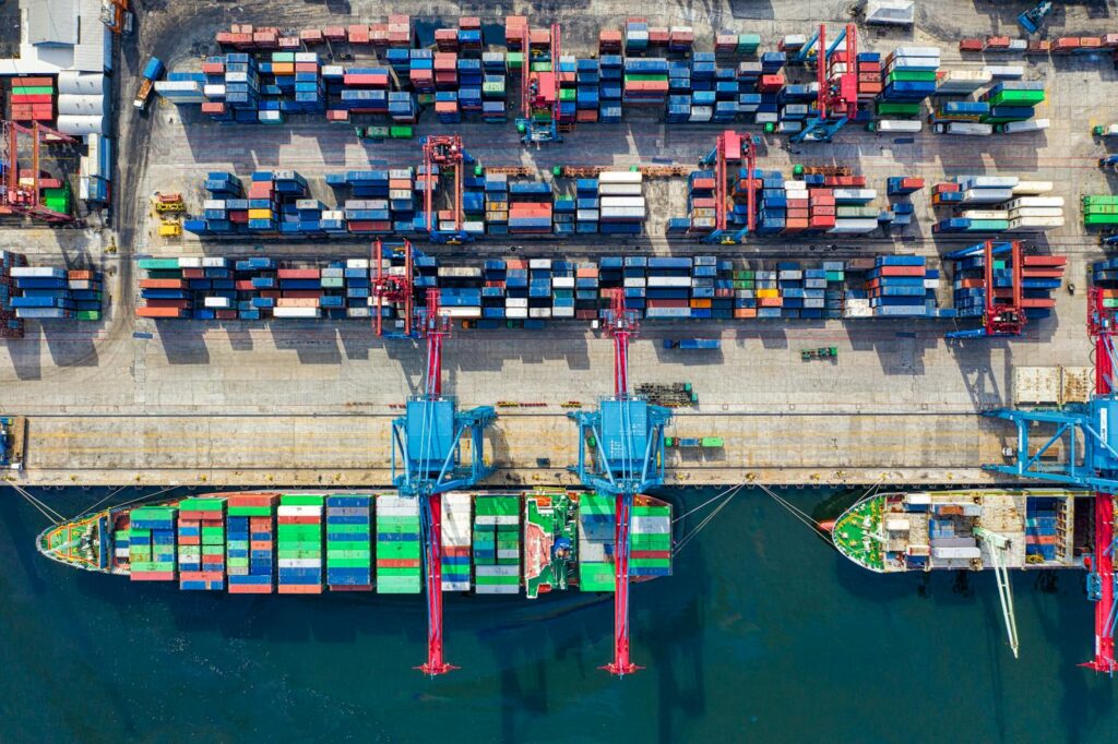 Empresa asegurando mercadería para transporte