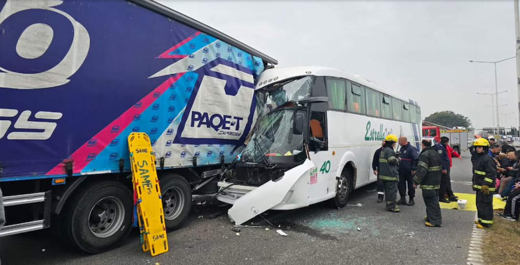 Accidente Ruta 9 Campana micro Estrella Tour choca camión SAME bomberos junio 2026