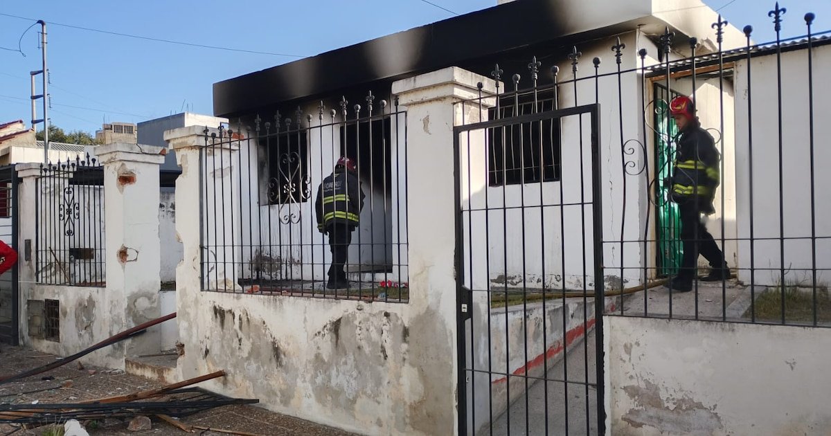 Bomberos trabajan en el incendio de una vivienda en barrio Parque Capital Sur, Córdoba, 27 de julio de 2026 - seguro de hogar Argentina