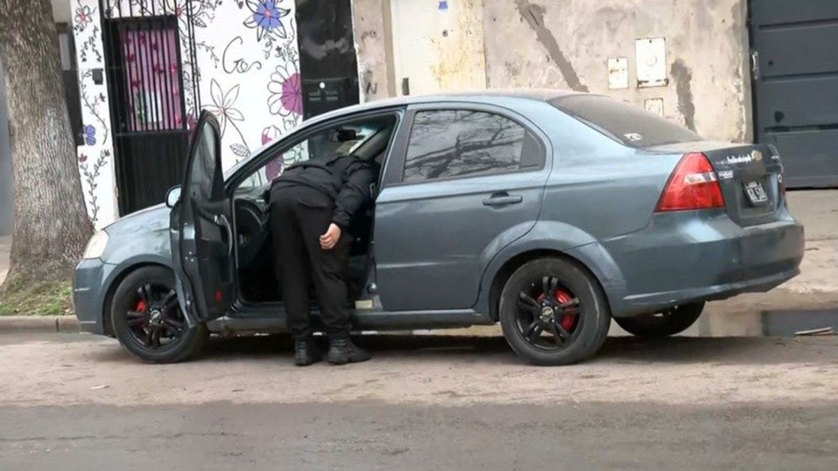 Auto abandonado por los asaltantes tras el robo en una vivienda de zona oeste de Rosario