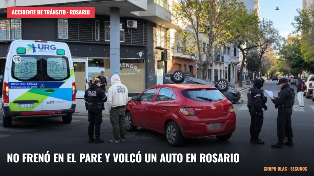 Auto Honda volcado sobre la vereda tras un choque triple en barrio Lourdes, Rosario
