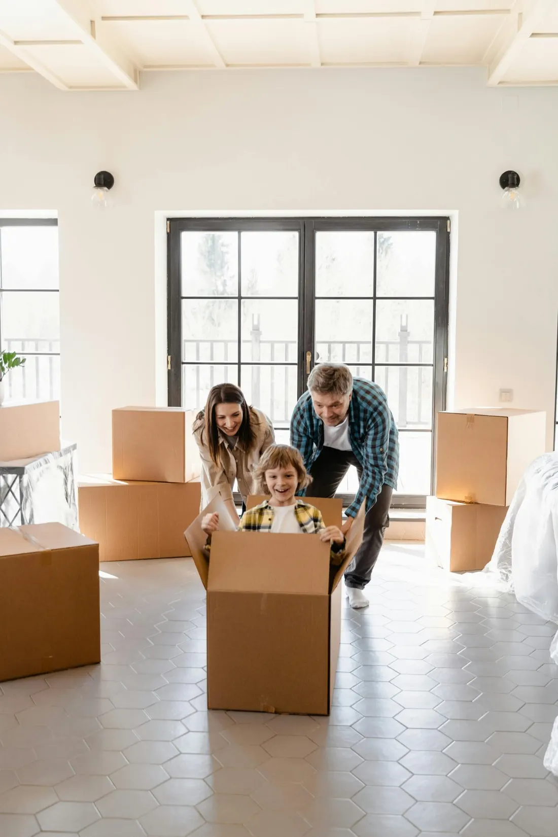 Familia mudándose a su nueva casa