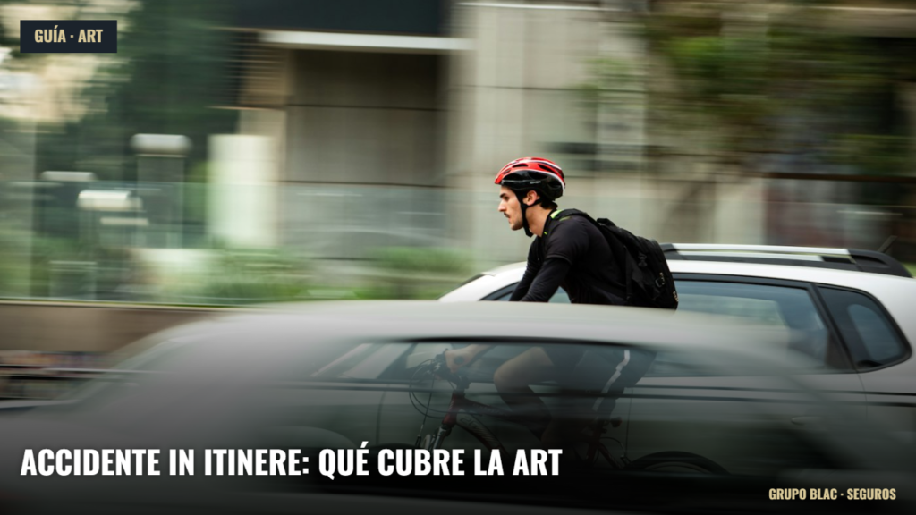 Trabajador yendo en bicicleta al trabajo entre autos, portada de la guía sobre accidente in itinere y ART